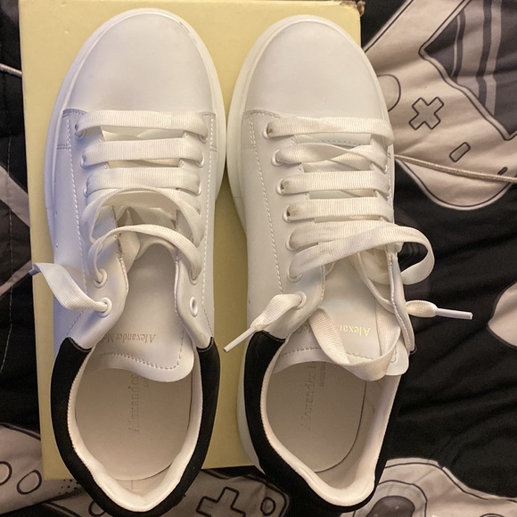 Alexander McQueen, Unisex size 9.5 shoe. Excellent condition. - Picture 4 of 6